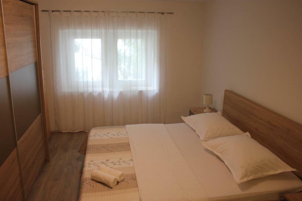 Tafra Apartment *